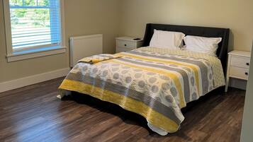 2 間睡房、書桌、熨斗/熨衫板、可攜式嬰兒床