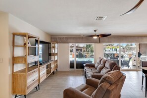Smart TV, fireplace
