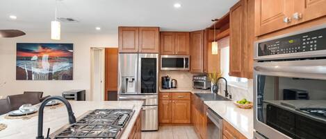 Frigorífic, microones, forn i placa de cuina