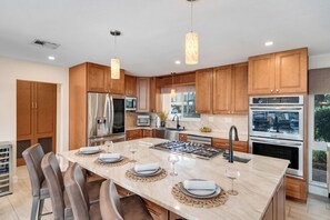 Frigorifero, microonde, forno, piano cottura