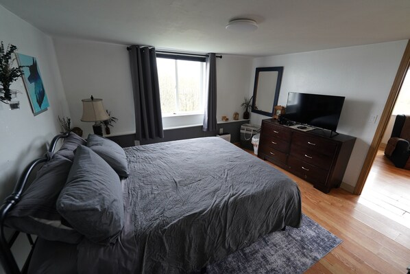 3 bedrooms, desk, iron/ironing board, free WiFi