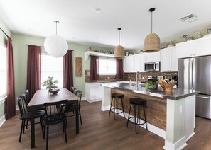 冰箱、微波炉、烤箱、炉灶