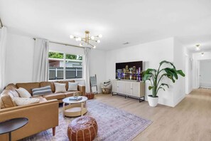 TV, offices - Modern 3BR GetAway with Parking in Coral Gables (Miami)