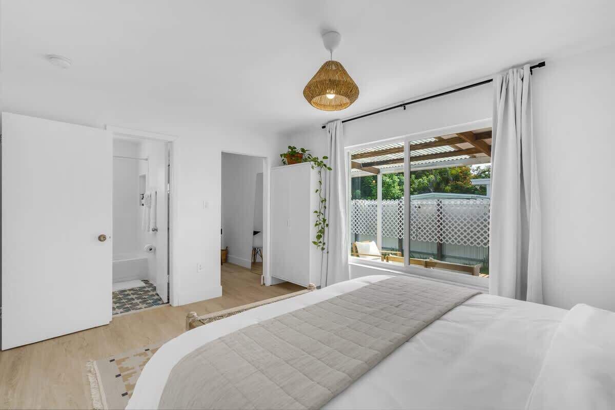 3 عدّة غرف نوم ومكتب ومكواة/لوح كي وسرير سفر