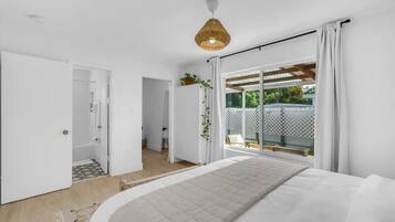 3 dormitorios, escritorio, tabla de planchar con plancha y cuna de viaje