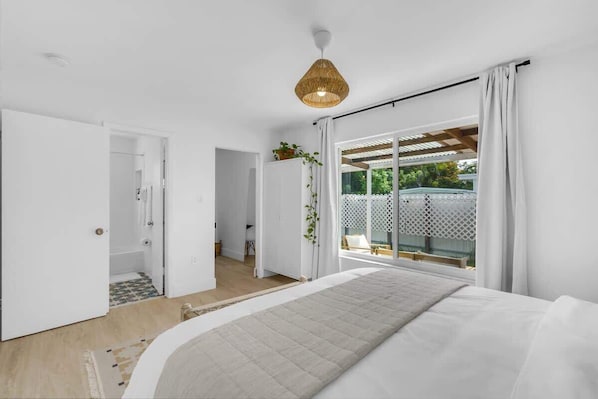 3 bedrooms, desk, iron/ironing board, travel cot - Modern 3BR GetAway with Parking in Coral Gables (Miami)