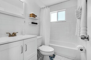 Shower, hair dryer, towels, shampoo - Modern 3BR GetAway with Parking in Coral Gables (Miami)