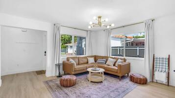 Una televisión, una oficina