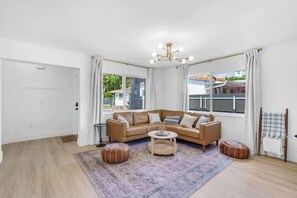 TV, offices - Modern 3BR GetAway with Parking in Coral Gables (Miami)