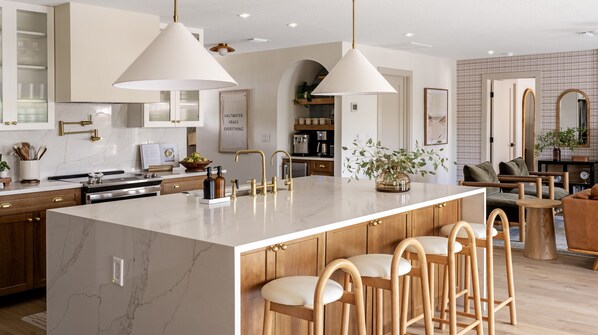 Fridge, microwave, oven, stovetop - Luxe Getaway near AMI and IMG (Bradenton)