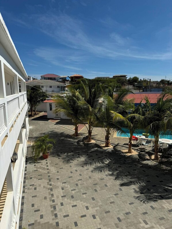 Terrace/patio - Local Apartments in the enjoyable city of Willemstad with WiFi, AC, and Pool (Willemstad)