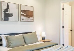 2 bedrooms, iron/ironing board, travel cot, WiFi - Centrally Located | Modern Home in the Smokies (Blount County)