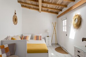 3 bedrooms, iron/ironing board, WiFi, bed sheets - JOIVY  Tranquil House near Colares (Colares)