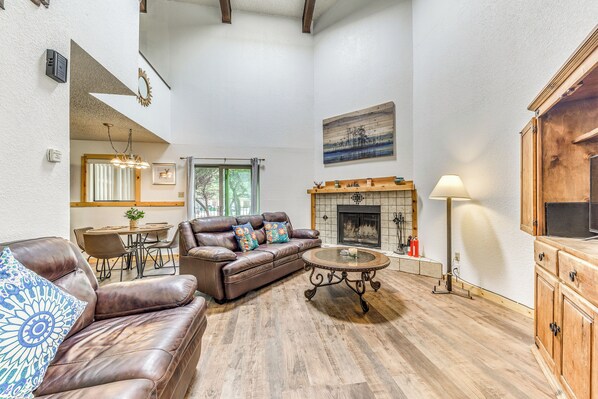 TV, fireplace - Relaxing Ruidoso Retreat: Walk to Midtown! (Ruidoso)