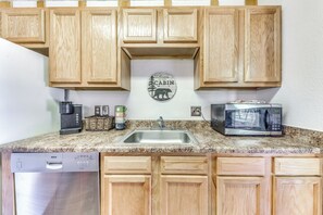 Fridge, microwave, stovetop, dishwasher - Relaxing Ruidoso Retreat: Walk to Midtown! (Ruidoso)