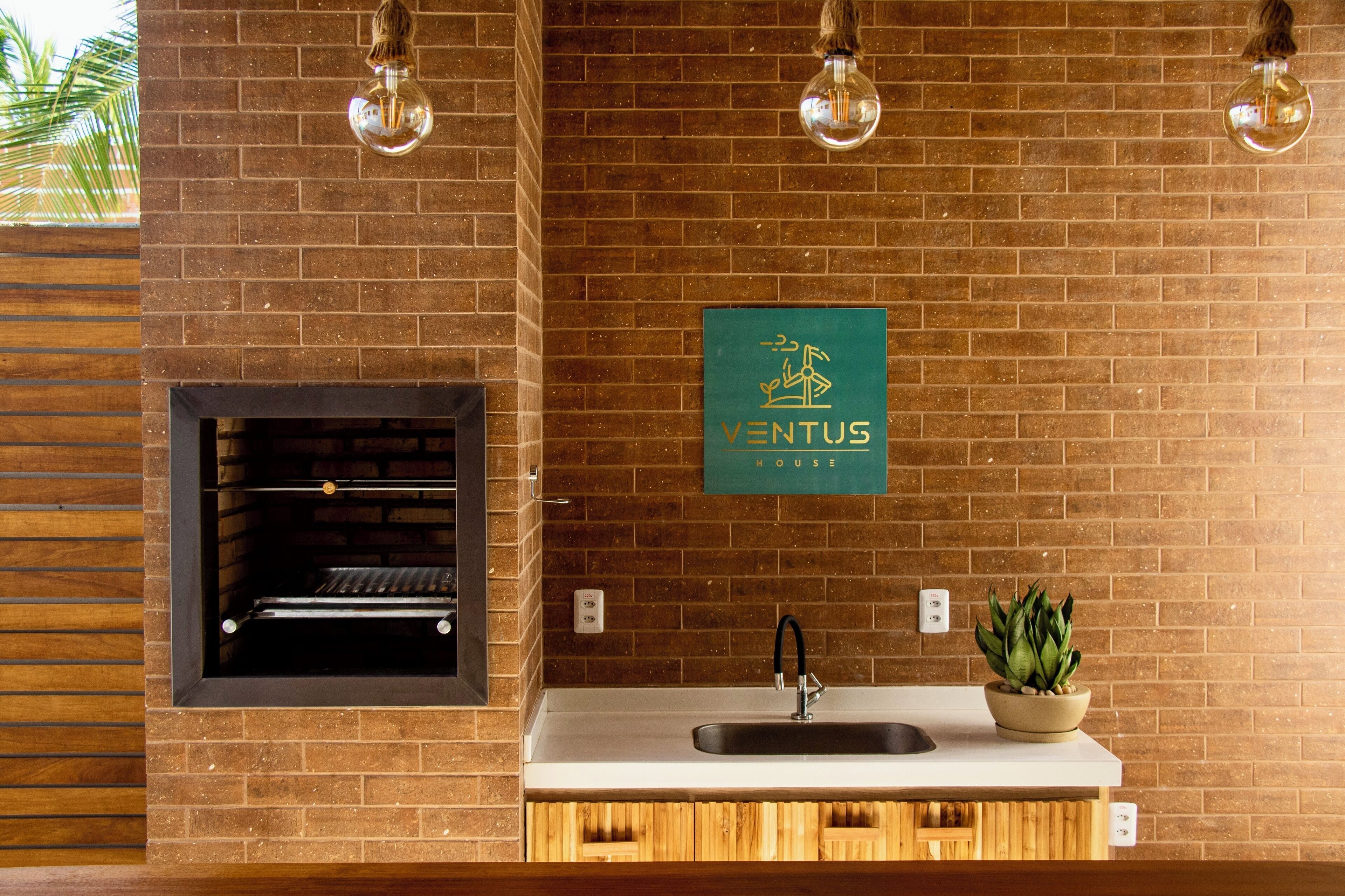 Fridge, oven, stovetop, coffee/tea maker