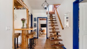 A wooden staircase with a unique design, leading to a room with a white door and a blue trim. - Exceptional house near Colares (Colares)