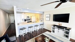 冷蔵庫、電子レンジ、オーブン、コンロ