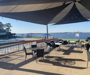 屋外ダイニングエリア