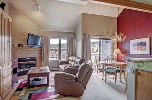 テレビ、DVD プレーヤー、書斎 / ワークスペース