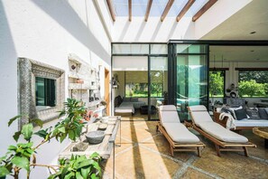 บ้านพัก, สระว่ายน้ำส่วนตัว, วิวภูเขา | บริเวณนั่งเล่น | ทีวีจอแบน, เครื่องเล่นดีวีดี