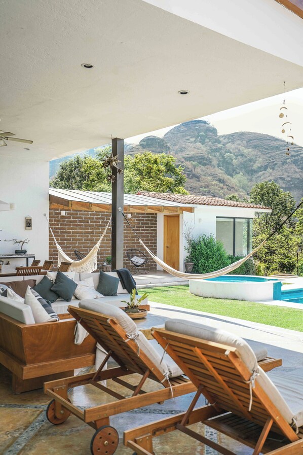 บ้านพัก, สระว่ายน้ำส่วนตัว, วิวภูเขา | บริเวณนั่งเล่น | ทีวีจอแบน, เครื่องเล่นดีวีดี