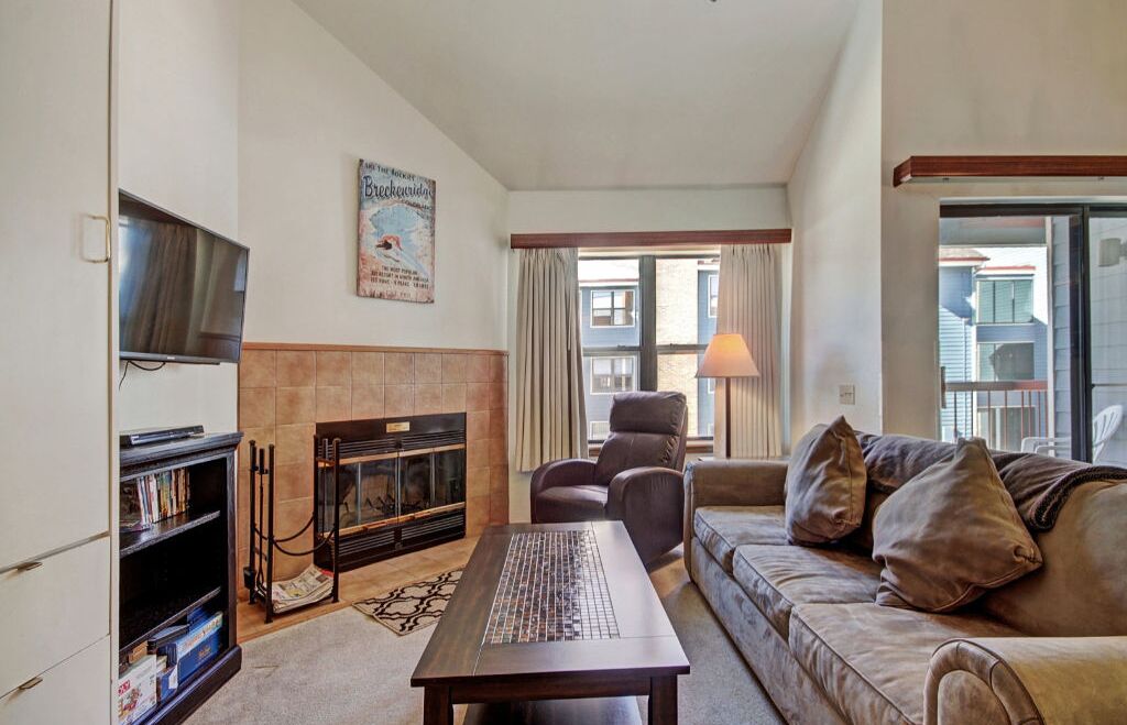 Televisie, een dvd-speler en een kantoor