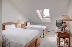1 slaapkamer, een kluis op de kamer, een strijkplank/strijkijzer