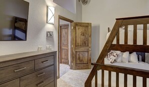 4 chambres, coffres-forts dans les chambres, fer et planche à repasser