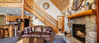 Ski & Golf Spacious Log Cabin in Otsego Resort
