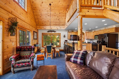Ski & Golf Spacious Log Cabin in Otsego Resort