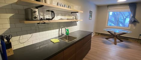 Room, 1 Bedroom, Patio, Garden View | Private kitchen