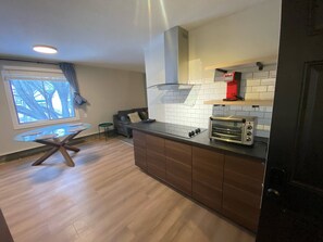 Huone, 1 makuuhuone, patio, näköala puutarhaan | Yksityinen keittiö