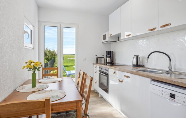 Fridge, stovetop, dishwasher, coffee/tea maker - Awesome apartment in Ahrenshagen-Daskow (Ahrenshagen-Daskow)