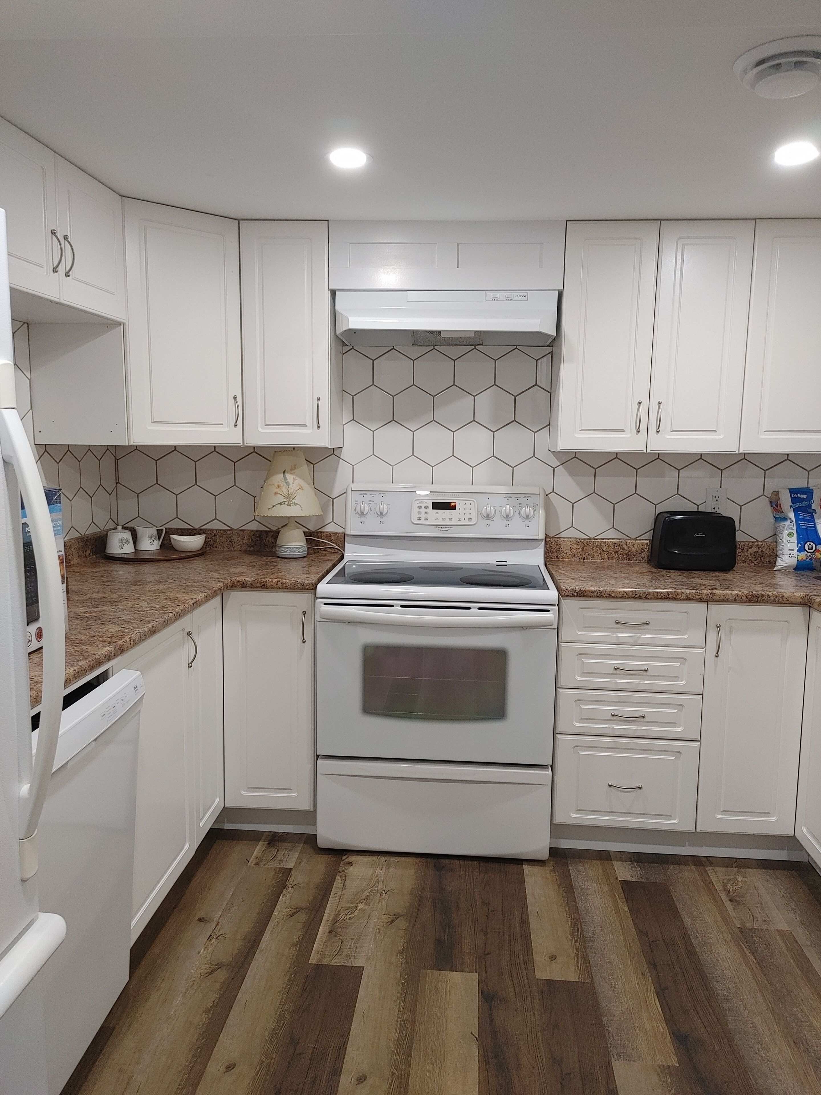 冷蔵庫、電子レンジ、オーブン、コンロ