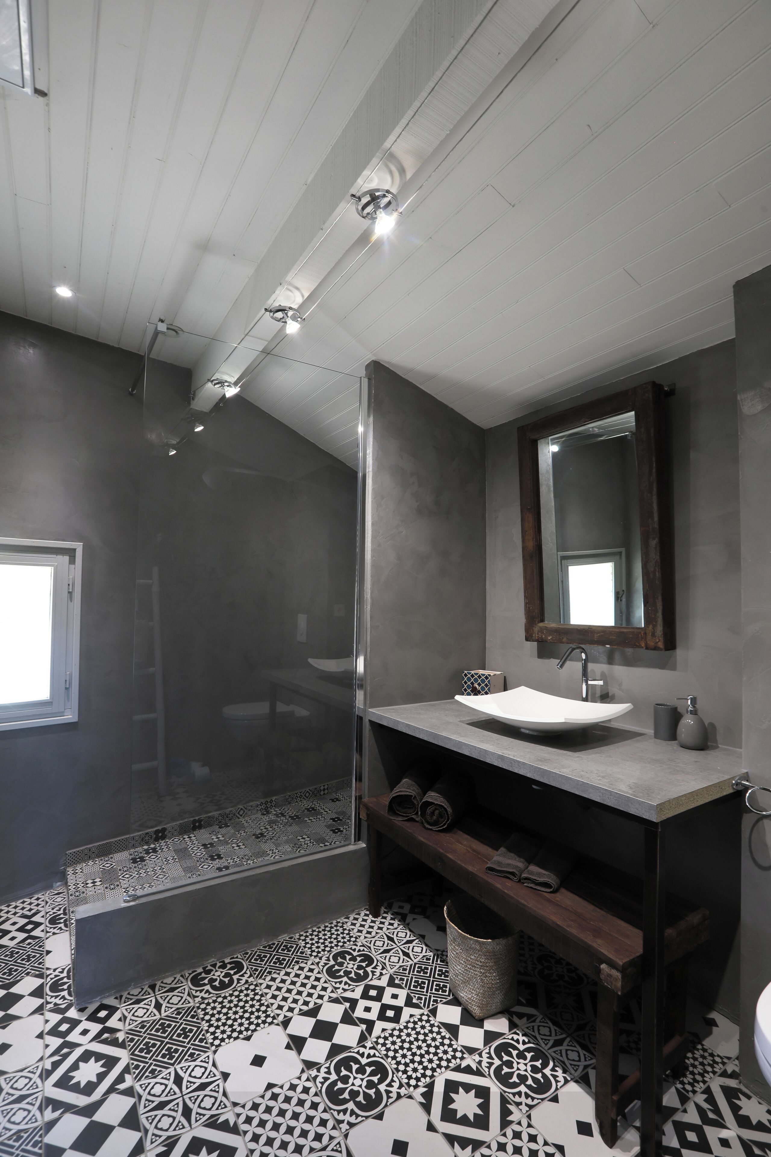 Shower, jetted tub, towels