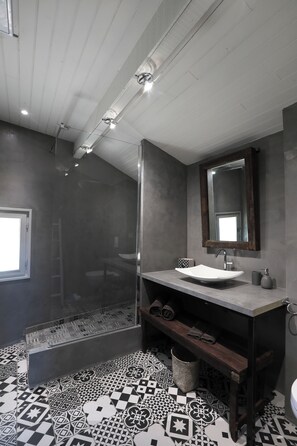 Shower, jetted tub, towels