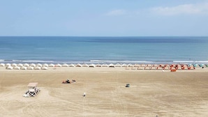 A beach with tents and a lifeguard station. - Apartamento en Cartagena de Indias, Edificio Morros 3 (Cartagena)