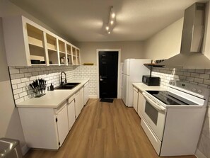 Room, 1 Bedroom, City View | Interior - Morden Newly Renovated 1br Flats, Walk T (Edmonton)