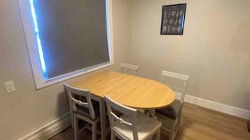 Room, 1 Bedroom, City View | Dining room