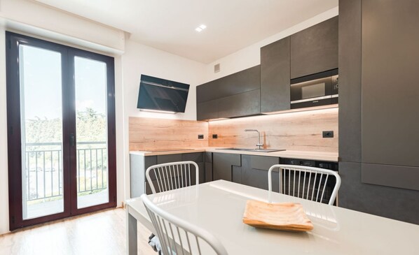 Fridge, stovetop, dishwasher, cookware/dishes/utensils