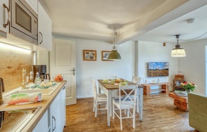 Réfrigérateur, micro-ondes, plaque de cuisson, lave-vaisselle