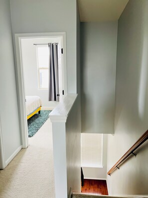 2 soverom, skrivebord, strykejern/-brett og reiseseng for barn