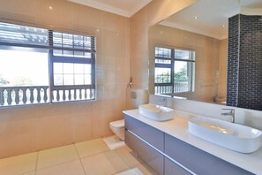 Sèche-cheveux, serviettes fournies, savon, shampoing