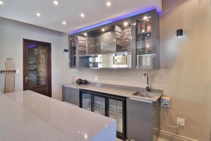 Interior - Spacious 6-bedroom house with swimming pool, WiFi and AC in Sandton. (Sandton)
