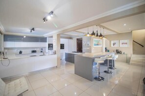 Private kitchen - Spacious 6-bedroom house with swimming pool, WiFi and AC in Sandton. (Sandton)