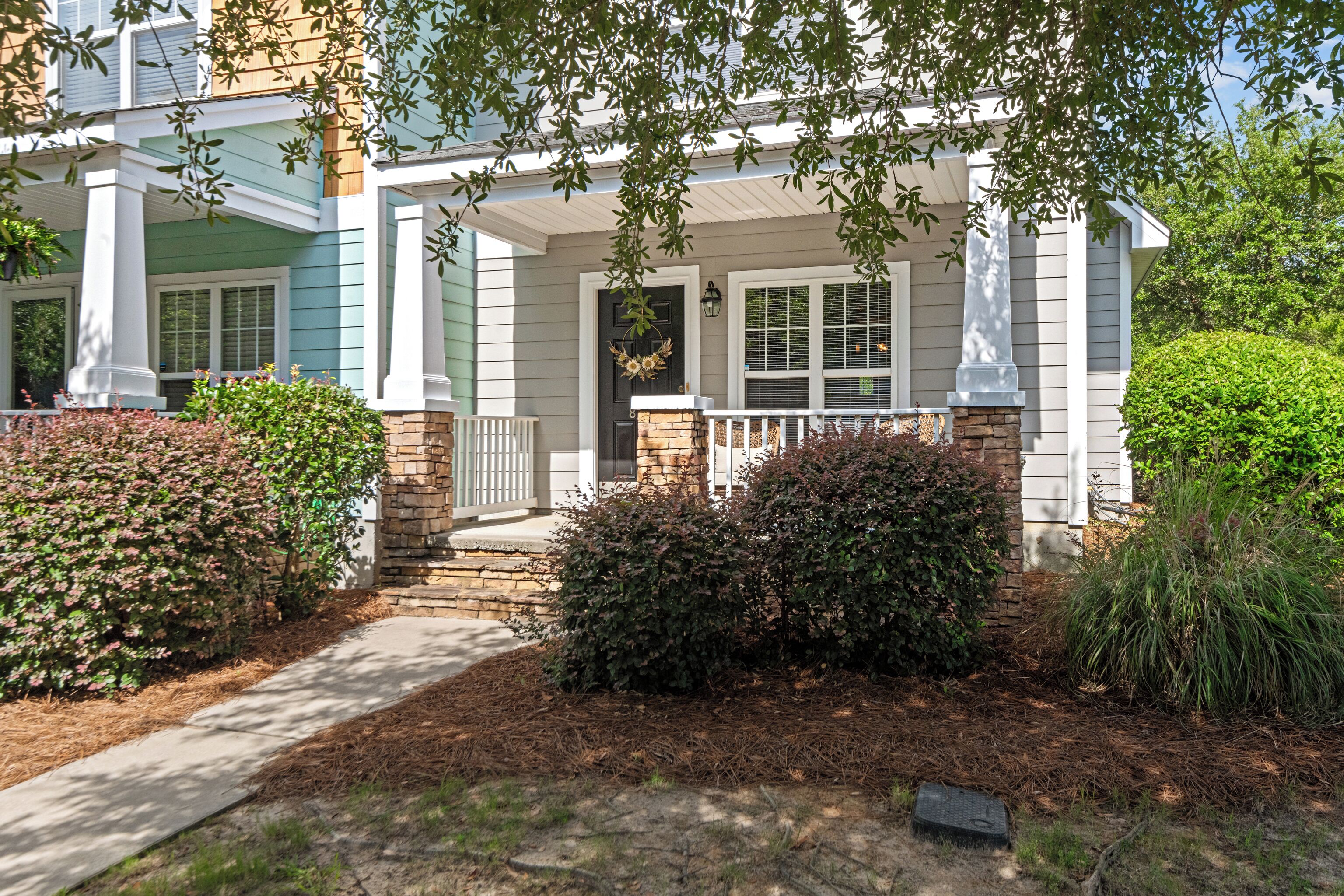 2 bedroom townhome with all new furnishings. Close to downtown, USC, hospitals