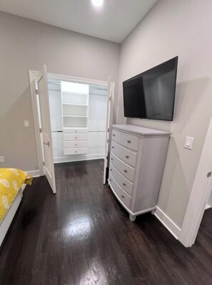 1 bedroom, iron/ironing board, WiFi, bed sheets - Chic, quiet and comfy apartment. (Livingston)