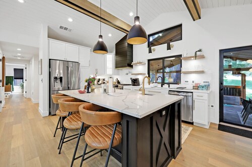 Eugene Evergreen Escape by Les Chalets Stays is a fully renovated home perfect for your crew! Game room, play house, sauna, outdoor entertaining space and huge back yard.