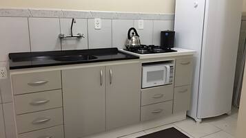 Apartamento | Cozinha privada | Frigobar, micro-ondas, talheres/pratos/utensílios de cozinha